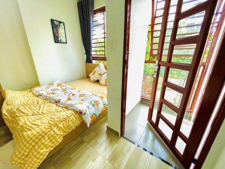 Cho thuê căn hộ đầy đủ nội thất có ban công ngay trung tâm quận 1