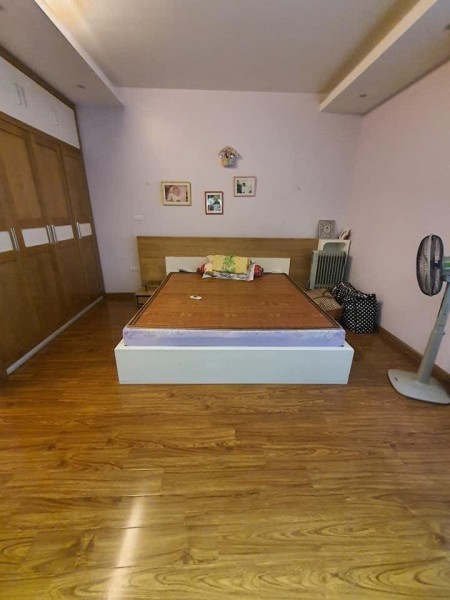 Bán Nhà Lĩnh Nam Hoàng Mai 64m 4T,3,5 tỷ có sân để xe riêng,ô tô tránh ngõ, SĐ ĐẸP
