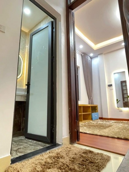 Bán nhà nguyên căn Minh Khai, vị trí đắc địa, đủ công năng, dt 28m2, giá 2.39 tỷ