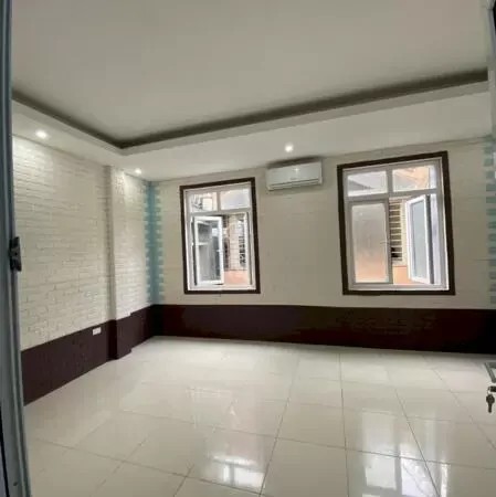 Cần bán nhà phố Trung Kính, Cầu Giấy 62m2, 5 tầng, mặt tiền 6.1m, giá 13.3 tỷ.