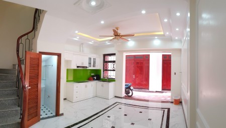 Bán nhà phố Trạm, 5 tầng, trước nhà gần 3m, cách đường ô tô tránh 20m