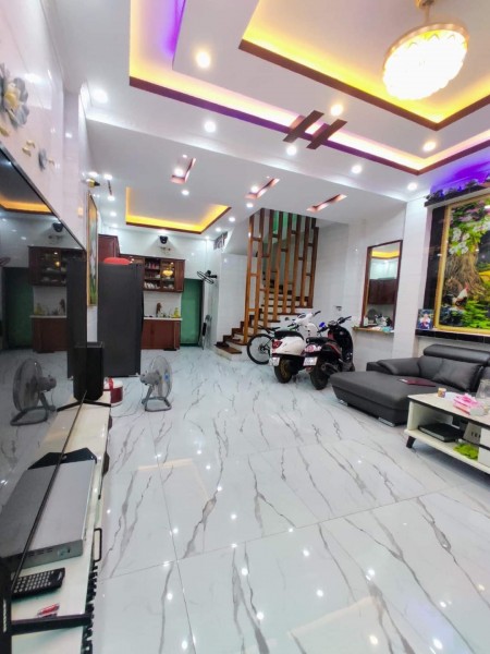 Nhà cần bán gấp phố Hoàng Mai. Ô tô cách nhà 10m, 4 tầng đúc, sân thượng