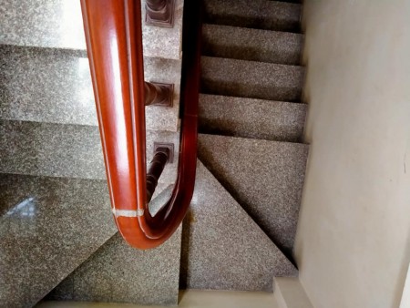 Ô tô đỗ cửa một bước ra phố khu vực trung tâm, đầy đủ tiện ích