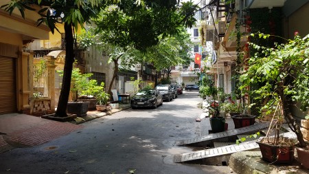Nhà phân lô Lạc Trung, 5 tầng, 6 phòng ngủ, ô tô vào nhà, giá 7.38 tỉ