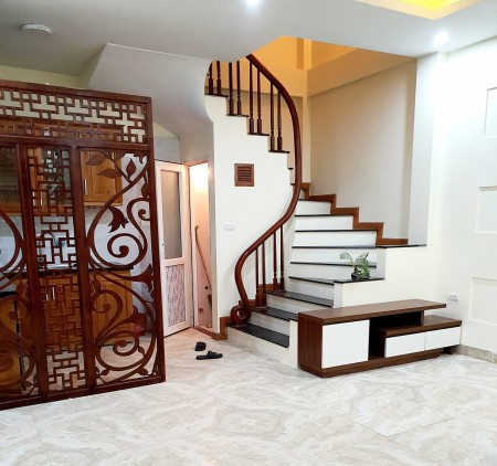 Nhà mới, ô tô đỗ, thoáng sáng, Phạm Văn Đồng, Hà Nội dt 42m2, giá 3.3 tỷ