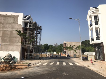 Bán nhà Cổng Vsip 2a, ĐT 742, vị trí đắc địa, khu dân cư hiện hữu, đông đúc