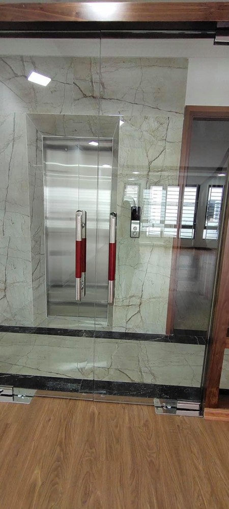 Bán Nhà Lạc Long Quân 73M2, 7T, MT 5.5, Chỉ 18.5 Tỷ.