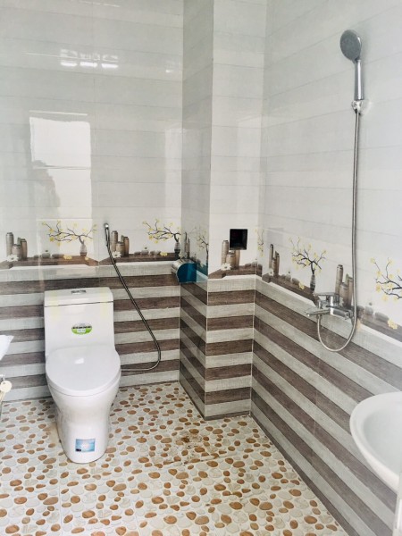 Nhà mới xây 100m2 trang bị hiện đại, khu vực dân cư đông đúc