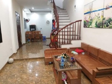 Bán nhà phố Miếu Đầm, cách vài nhà ra phố an ninh tốt, diện tích 37m2 chỉ 3.25 tỷ