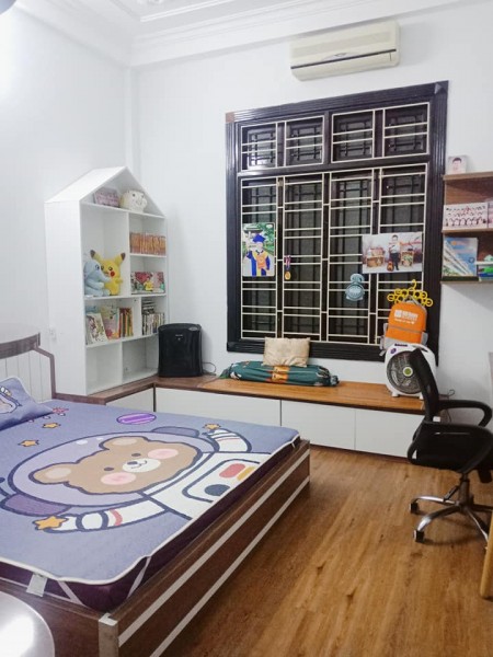 Nhà đẹp đi ra đầu ngõ Lê Trọng Tấn, sổ đỏ vuông đẹp, sẵn sàng sang tên