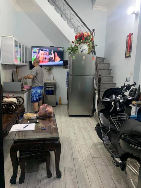Bán nhà Trương Định, Hoàng Mai ở ngay, dt 27m2, 3 tầng, ngõ nông, gần phố ô tô chỉ 2.05 tỷ