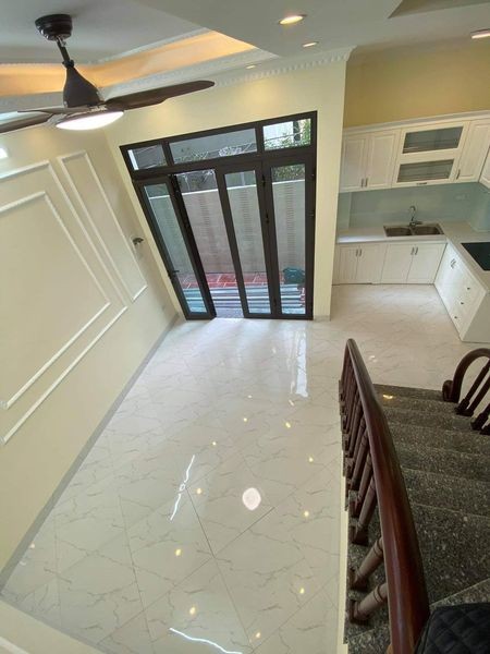 Nhà đẹp ở ngay, nhỉnh 2 tỷ, 51m, 5 tầng phố Trạm LH: 0971020158