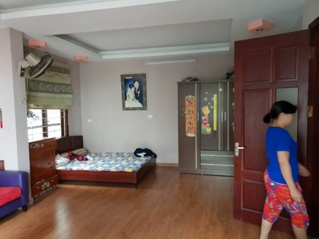 Bán Nhà Hoàng Quốc Việt dân trí cao an cư sinh sống dt 33m2, giá 2,9 tỷ