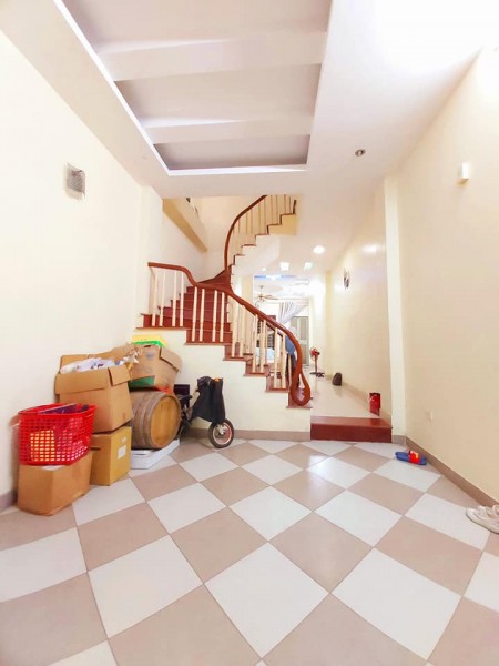 Bán nhà nguyên căn phố Hoàng Cầu, dt 42m2, ngõ nông 20m ra ô tô tải, giá 6.7 tỷ