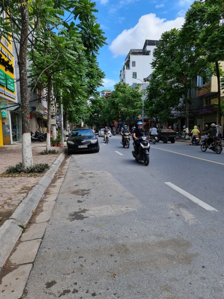 Bán nhà phố chính chủ chỉ nhỉnh 8 tỷ - Vị trí siêu đắc địa, sổ đỏ chính chủ