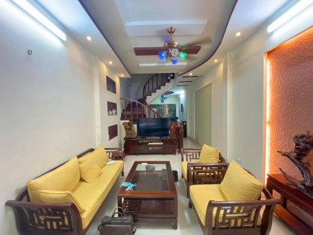 Bán nhà Lạc Long Quân, 40m2, 5 tầng, mặt tiền: 4m, giá: 4,1 tỷ, vị trí cực đẹp