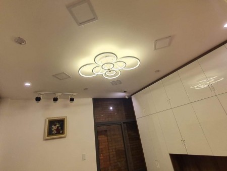 Hệ thông Smarthome 4 tầng đúc, 5 phòng ngủ ô tô đỗ cửa, nở hậu đẹp, 7.5 tỷ