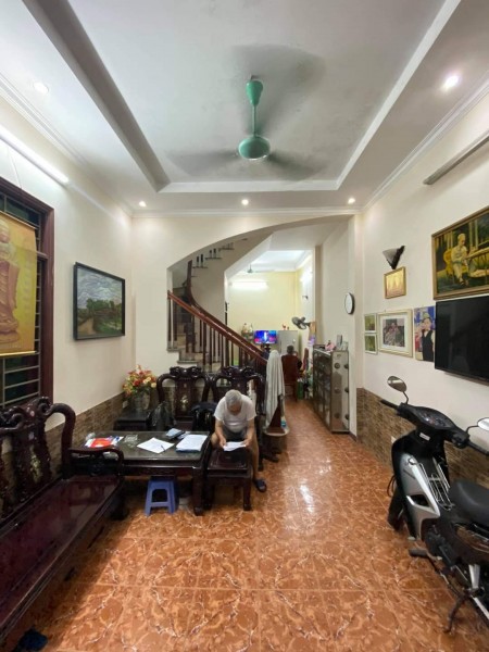 Gia đình cần bán gấp!!! Căn nhà ngõ 175 Lạc Long Quân, 2 mặt thoáng, giá 4.1 tỷ.