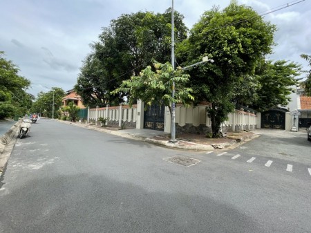 Cần bán biệt thự góc 2 mặt tiền có hồ bơi, nở hậu 26.09m, kiến trúc châu Âu