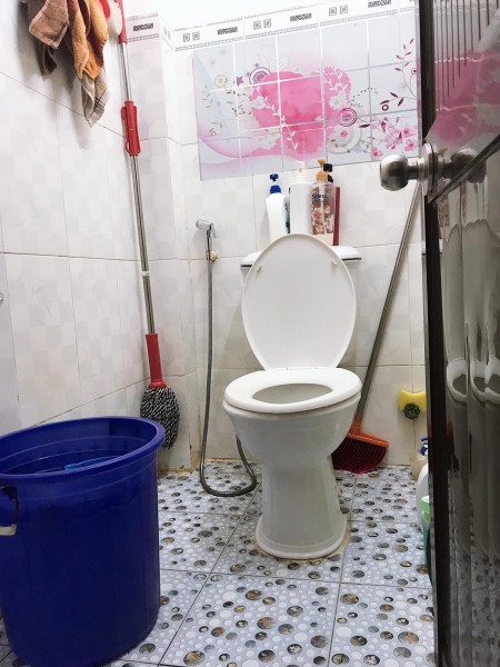 Nhà Lê Ngã, cách hẻm xe hơi 30m, có sân thương, giá bán 2.5 tỷ, dt 60m2