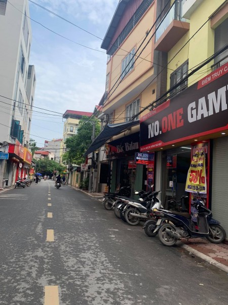 Nhà Lô Góc DT 68m2 chia đôi được, đường thông oto vào tại Trâu Quỳ, Gia Lâm. LH 0983253436