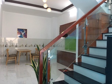 Bán gấp nhà 30m2 giá chỉ 2,7 tỷ ngay vòng xoay Lê Đại Hành/0906204283