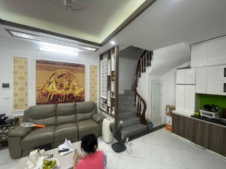 Nhà nguyên căn chính chủ bán tại Hoàng Mai, dt 30m2, giá 3.5 tỷ, tặng full nt, giá 400 triệu