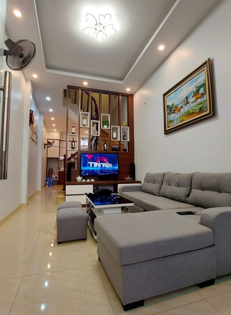 Giá sốc bất ngờ, bán nhà phố Cầu Giấy 38m, vị trí đắc địa, thoáng 3 mặt