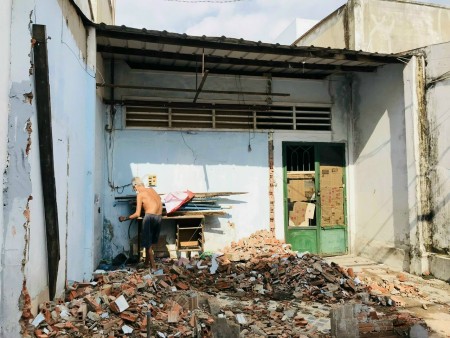 Bán Nhà Nát Tiện Xây trọ, hẻm 1/ Gần chợ Tân Hương, DT: 5x27.2 nở hậu, giá 55tr/m2