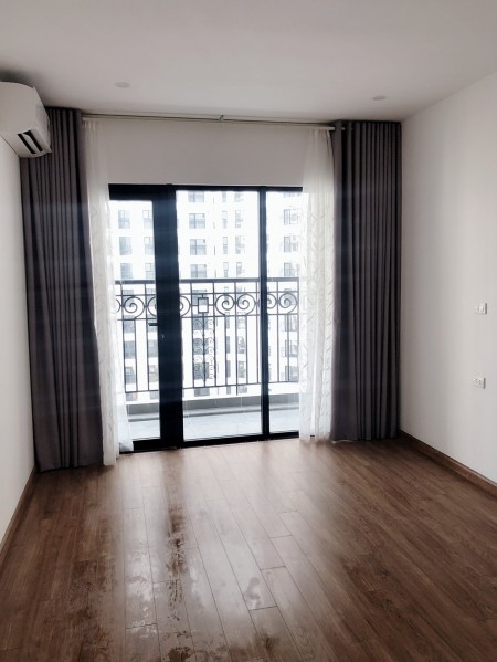 Bán chuyển nhượng căn hộ 2 PN vuông vắn. Tầng trung, ban công Đông Nam tại the Emerald CT8 Mỹ Đình