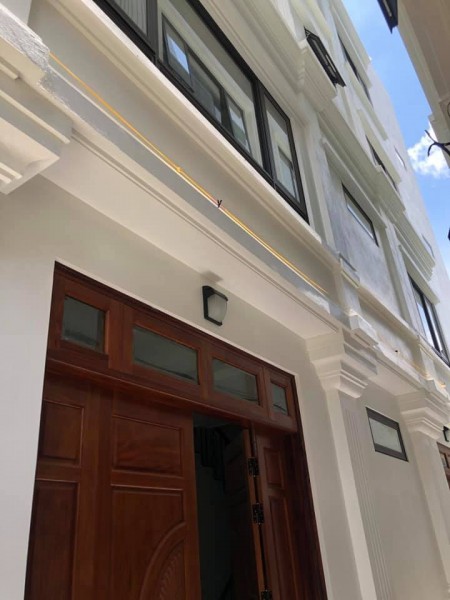 Chỉ 2.85 tỷ Nhà mới 5 tầng Ngay ngã tư cầu Chui, cách phố vài nhà