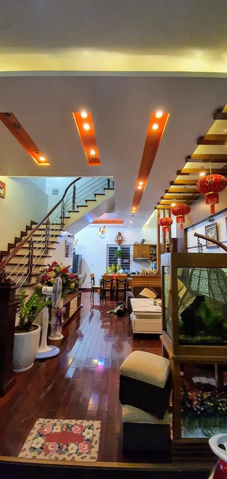 Bán nhà Nguyễn Văn Linh- Long Biên, ô tô đỗ cửa, 50m2-5m mặt tiền, giá 4.8 tỷ