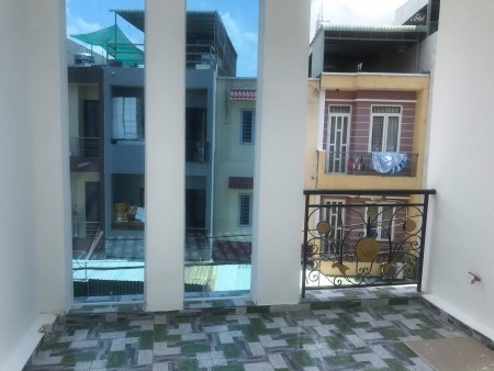 Hẻm nhựa to như đường chính xe hơi 2 chiều – view sông rất mát mẻ.