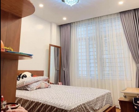 Bán nhà đường Láng, Ngã Tư Sở, vị trí đắc địa, ô tô đỗ, kinh doanh, 4 tầng, 1 tum, 5,05 tỷ