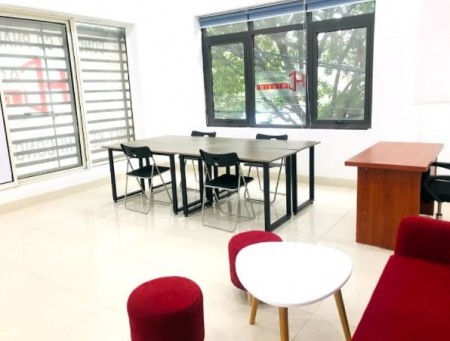 Văn phòng cho thuê Hoàng Quốc Việt, MT 8m, diện tích 20-55m2