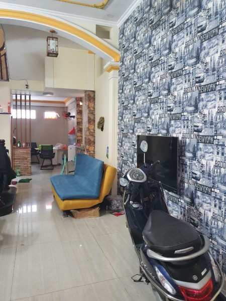 Nhà Lê Thúc Hoạch, 2 lầu, sân thượng, 4 PN, 4 WC, giá 10 triệu