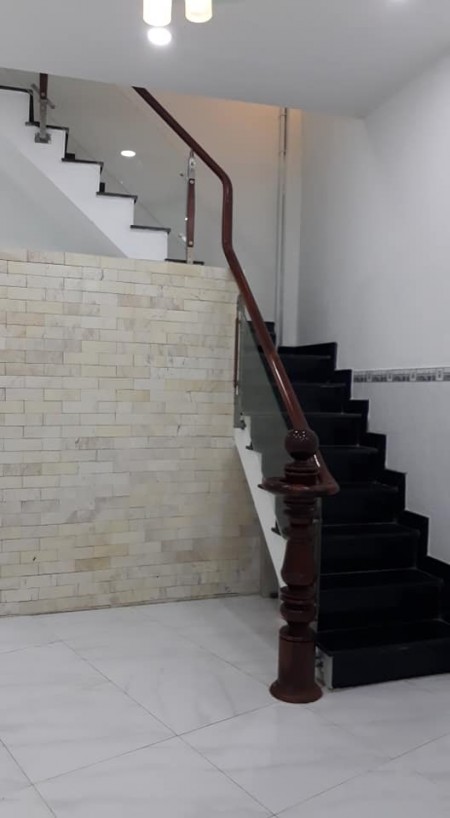 Bán nhà chính chủ nguyên căn hẻm xe hơi Quận 6, dt 42m2, pháp lí sạch