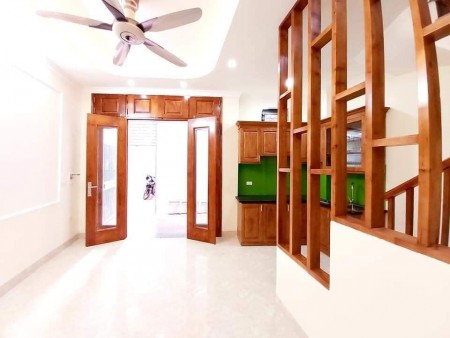 Bán nhà nở hậu siêu đẹp vài bước chân ra ô tô tránh, hiện đại ở ngay, 5 tầng đúc