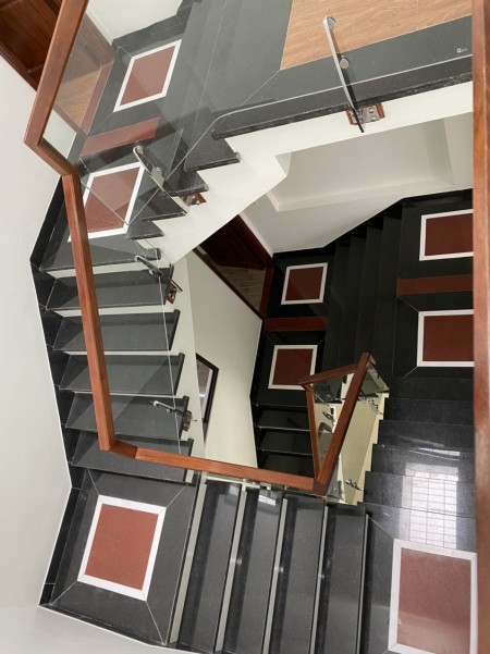 Bán nhà phố Nguyễn Hữu Cầu, ph Ngọc Châu, TP HD, 3 tầng, 137m2, sân vườn, chỉ 3.25 tỷ