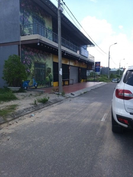Bấn 3 lô đất liền kề nằm ngay mặt tiền đường Bà Huyện Thanh Quan, vị trí nằm gần trung tâm hành chính Vĩnh Điện