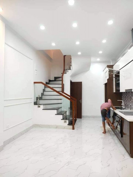 Bán nhà Hoàng Cầu 3 phòng ngủ, diện tích 170m2, giá bán 4.6 tỷ, thương lượng