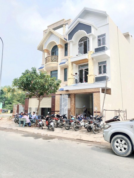 Bán lô góc 2 mặt tiền 108m2 (6x18m) gần Siêu Thị Coopmart, cách Aeomall 10 phút