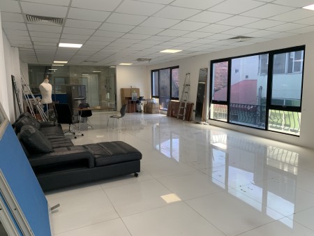 Cho thuê sàn tầng 1 chân đế chung cư đại kim building ngay hồ Định Công mt Trần Hòa, dt 360m2 mặt tiền rộng hơn 10m