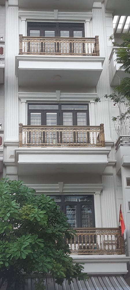 Bán nhà mặt phố trung tâm Long Biên, kinh doanh, diện tích 88m2, giá 16.8 tỷ