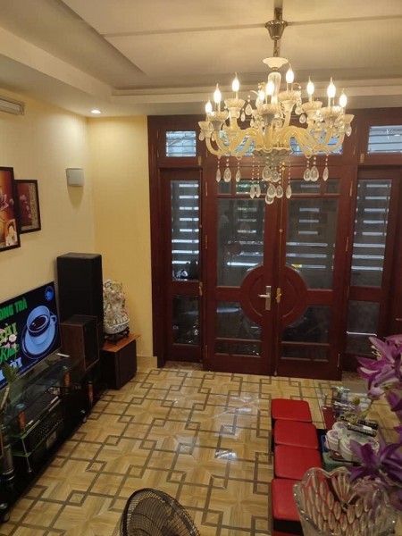 Nhà Thái Thịnh diện tích sử dụng 38m2, 4 tầng, giá bán 3,5 tỷ, miễn môi giới