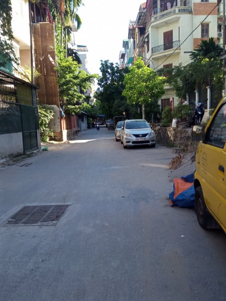 Bán nhà Hoàng Quốc Việt 36m2, xây 5 tầng, đẹp, ở ngay, khu phân lô giá 5 tỷ