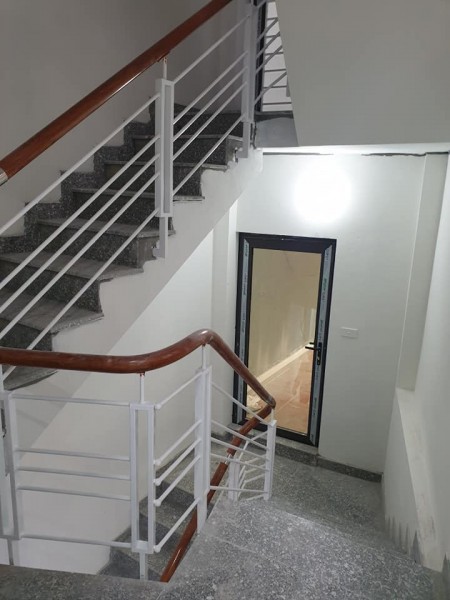 Bán nhà Hoàng Quốc Việt, 28m2, 4 tầng, MT: 7m, giá: 2,6 tỷ, gần phố
