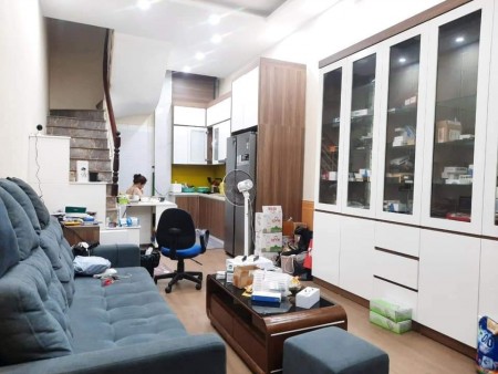 Bán Nhà đường Láng rẽ ra thông ra chợ Thái Thịnh diện tích 34m2 giá 3,75 tỷ nhà mới xây đẹp