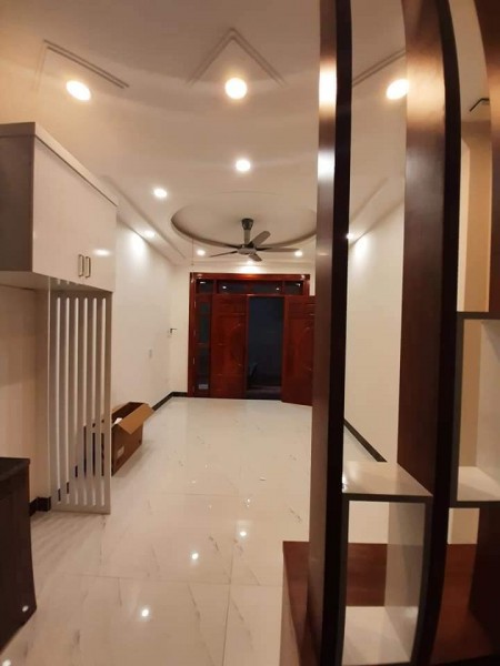 Bán nhà ngõ lô góc tại Cầu Giấy. Mặt tiền 6m. Diện tích: 40m2x5 tầng giá 4 tỷ nhỉnh