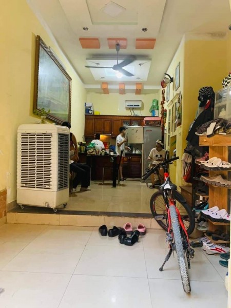 Nhà đẹp, gần phố, ô tô 7 chỗ đỗ cửa, Thịnh Quang, DT 33m, mt 4.5, giá 3.55 tỷ
